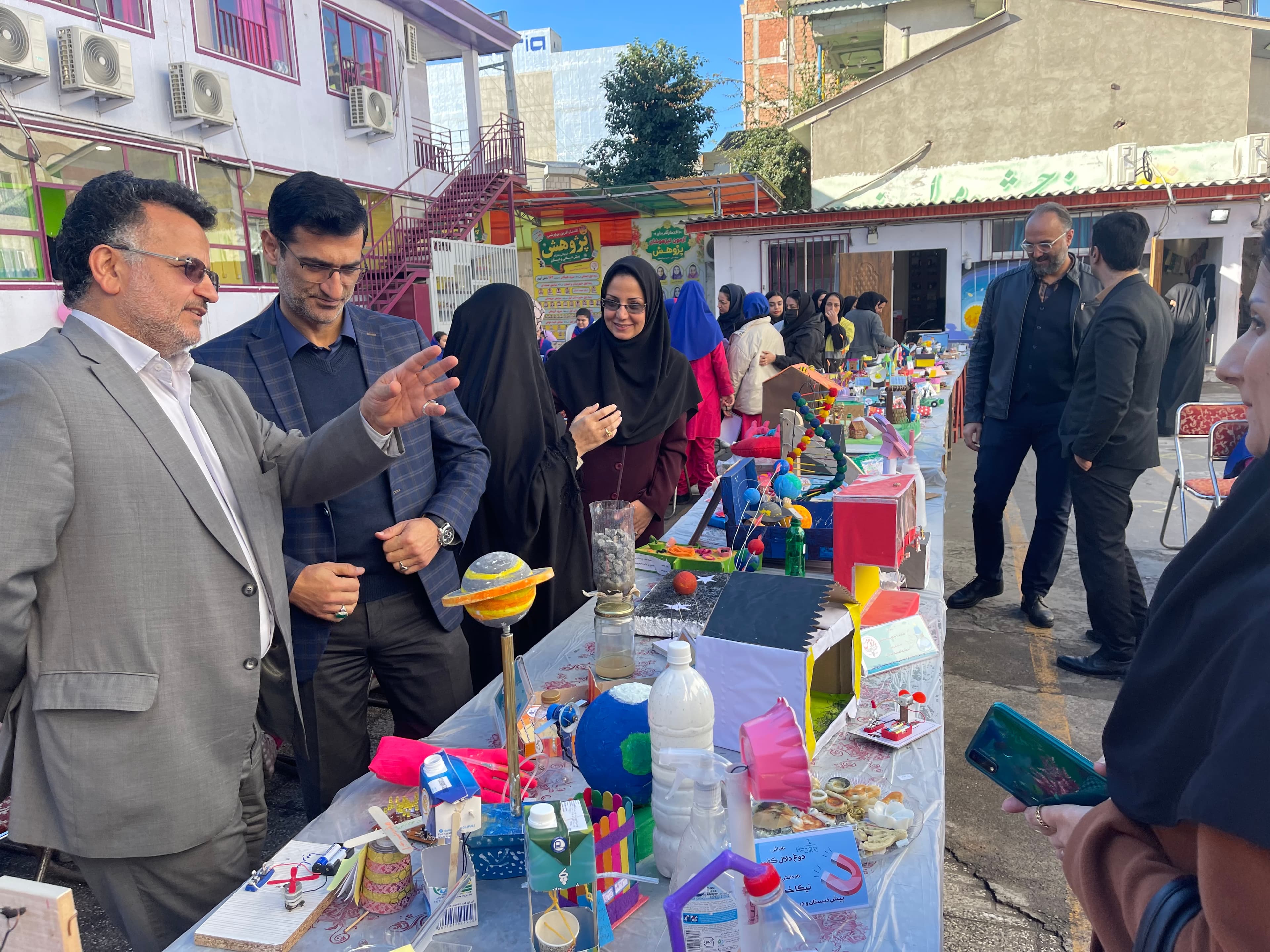 آمادگی و دبستان غیردولتی دخترانه تمام هوشمند پژوهش